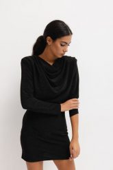 Sukienka z długim rękawem o klasycznym kroju w kolorze SHINY BLACK - COLLETTE-M. Czarne sukienki Marsala, na imprezę, m, bez wzorów, z materiału, klasyczne, bez kołnierzyka, bez ramiączek, mini. W wyprzedaży za 99.95 zł.