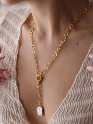 L'Atelier de Gaia Pozłacany naszyjnik z zawieszką - dł. 47 cm rozmiar: onesize. Białe naszyjniki L'Atelier de Gaia, z perłą, pozłacane. Za 56.99 zł.