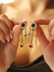 Pierres de Jade Pozłacane kolczyki-wkrętki z cyrkoniami i perłami rozmiar: onesize. Czerwone kolczyki Pierres de Jade, z cyrkonią, pozłacane. Za 43.99 zł.