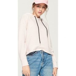 Krótka bluza z kapturem - Różowy. Czerwone bluzy Sinsay, l, bez wzorów, z kapturem. Za 49.99 zł.