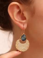 L'Atelier de Gaia Pozłacane kolczyki z labradorytem rozmiar: onesize. Zielone kolczyki L'Atelier de Gaia, z labradorytem, pozłacane. Za 61.45 zł.