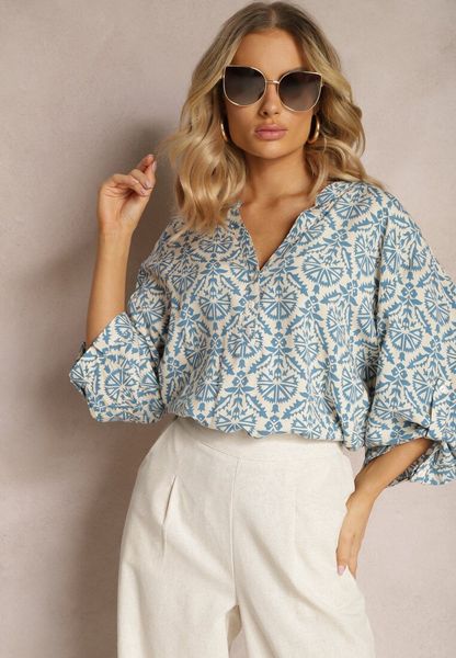 Biało-Niebieska Wiskozowa Bluzka z Trójkątnym Dekoltem i Ornamentalnym Wzorem Cilara. Niebieskie bluzki Renee, xl, bez wzorów, z tkaniny, bez kołnierzyka, bez ramiączek. Za 89.99 zł.