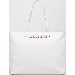 Versace Jeans - Torebka. Białe shopper Versace Jeans, bez wzorów, z jeansu, casualowe, na ramię, duże, bez dodatków. W wyprzedaży za 459.90 zł.