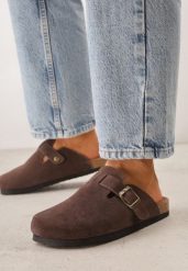 Brązowe Zamszowe Klapki w Stylu Chodaków Ozdobione Klamrą Irinania. Brązowe klapki Born2be, bez wzorów, z materiału, bez obcasa, na płaskiej podeszwie. Za 159.99 zł.