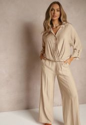 Jasnobeżowy Komplet z Wiskozy w Stylu Oversize Szerokie Spodnie i Luźna Koszula na Guziki Natinne. Brązowe koszule Renee, bez wzorów, z wiskozy, biznesowe, bez kołnierzyka, bez ramiączek. Za 179.99 zł.
