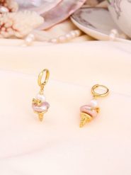 L'Atelier de Gaia Pozłacane kolczyki-kreole z perłami rozmiar: onesize. Białe kolczyki L'Atelier de Gaia, z perłą, pozłacane. Za 60.99 zł.