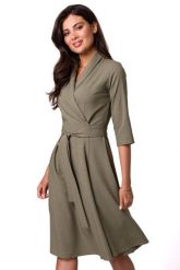 Rozkloszowana sukienka kopertowa z wiązaniem w pasie khaki. Brązowe sukienki Sukienki.shop, do pracy, s, bez wzorów, biznesowe, bez kołnierzyka, bez ramiączek, kopertowe. Za 389.00 zł.
