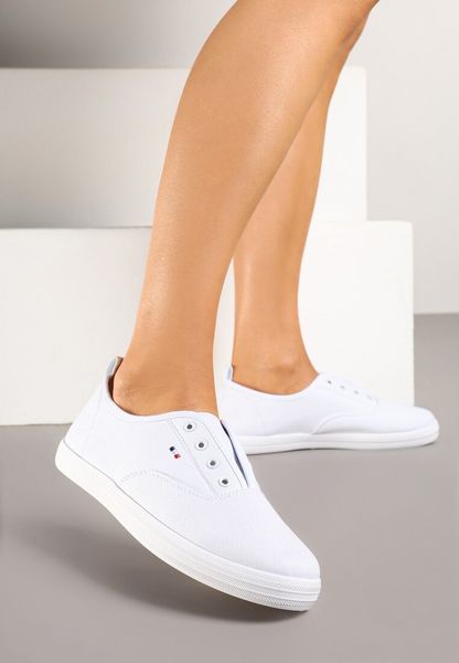 Białe Wsuwane Tenisówki w Casualowym Stylu Sepessa. Białe trampki Renee, bez wzorów, z jeansu, bez zapięcia. Za 49.99 zł.