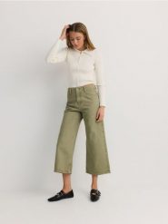 Jeansy culotte z wysokim stanem - zielony. Zielone jeansy Reserved, bez wzorów, z podwyższonym stanem. Za 139.99 zł.