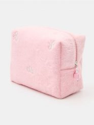 Futrzana kosmetyczka z haftem - różowy. Czerwone kufry i kosmetyczki Sinsay, bez wzorów, z futra, futrzane, bez dodatków. Za 19.99 zł.