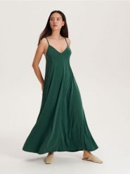 Klapki typu mule - beżowy. Brązowe klapki Reserved, bez wzorów, bez obcasa. W wyprzedaży za 59.99 zł.