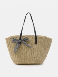 Pleciona torba na ramię z dekoracyjnym brelokiem w kształcie kokardki - kremowy. Białe torby na ramię Sinsay, bez wzorów, na ramię, bez dodatków. Za 59.99 zł.