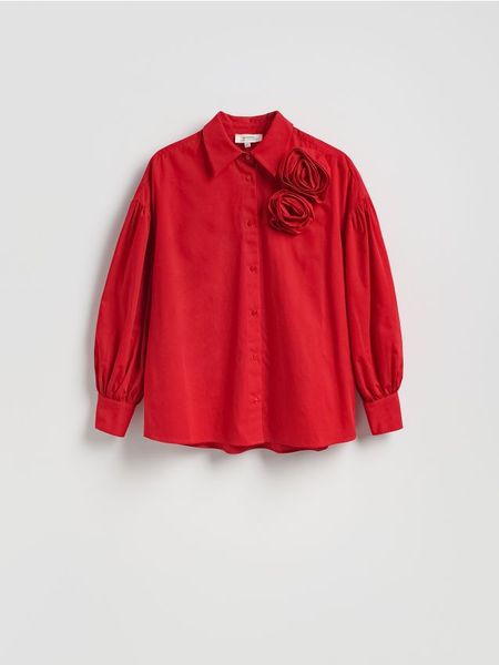 Koszula z kwiatową aplikacją - czerwony. Czerwone koszule Reserved, l, z aplikacjami, z bawełny, bez kołnierzyka, bez ramiączek. Za 159.99 zł.