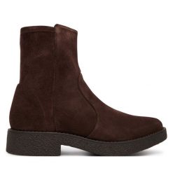 Botki Clarks. Brązowe botki Clarks, bez wzorów, bez obcasa, na płaskiej podeszwie, bez zapięcia. Za 479.99 zł.