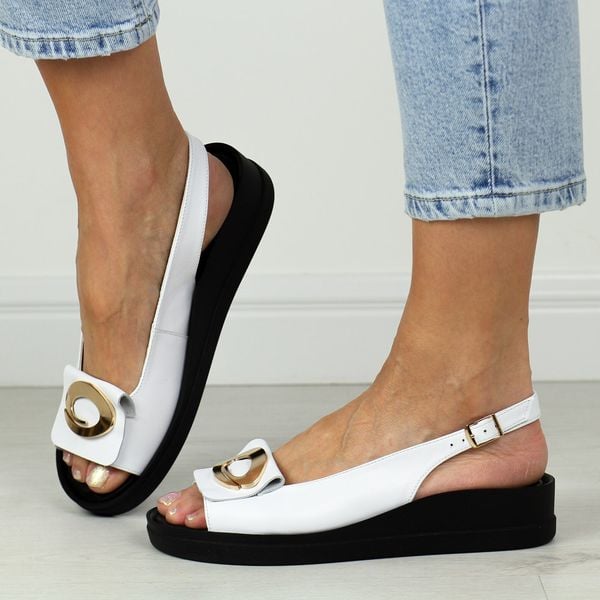 Białe skórzane Polskie sandały damskie na platformie Deoni L100. Białe sandały Deoni, z aplikacjami, ze skóry, eleganckie, bez obcasa, na platformie, bez zapięcia. Za 369.00 zł.