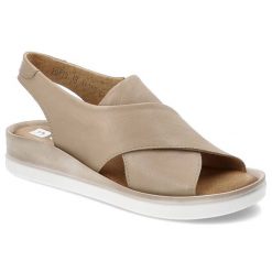 Beżowe Sandały Nessi Wygodne Skórzane Buty. Brązowe sandały Nessi, z aplikacjami, ze skóry, bez obcasa, bez zapięcia. Za 329.00 zł.