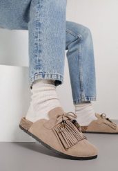 Ciemnobeżowe Klapki Mule z Imitacji Zamszu Zdobione Koralikami i Frędzlami Elwedena. Brązowe klapki Born2be, z aplikacjami, z jeansu, bez obcasa, na płaskiej podeszwie. Za 79.99 zł.