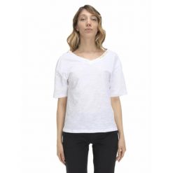 Damski T-shirt z dekoltem w kształcie litery V w kolorach ziemi. Białe t-shirty LEONE 1947 APPAREL, l, bez wzorów, z tkaniny, bez kołnierzyka, bez ramiączek. W wyprzedaży za 92.45 zł.