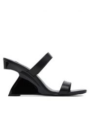 KARL LAGERFELD Klapki KL34611 Czarny. Czarne klapki KARL LAGERFELD, bez wzorów, ze skóry, bez obcasa. Za 559.99 zł.