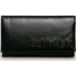 Calvin Klein - Portfel skórzany. Czarne portfele Calvin Klein, bez wzorów, z materiału. W wyprzedaży za 279.90 zł.