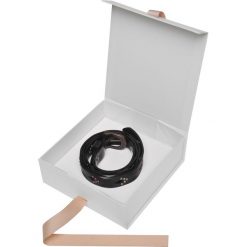 SKÓRZANY PASEK Z METALOWYMI NITAMI. Czarne paski TOP SECRET, bez wzorów. W wyprzedaży za 39.99 zł.