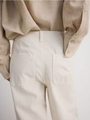 Jeansy culotte - kremowy. Białe jeansy Reserved, bez wzorów. W wyprzedaży za 79.99 zł.