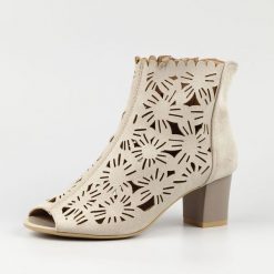 Beżowe sandały damskie na obcasie z zakrytą piętą M.Daszyński 1954-10. Brązowe sandały M.Daszyński, w ażurowe wzory, z zamszu, eleganckie, bez obcasa, na obcasie, bez zapięcia. Za 179.00 zł.