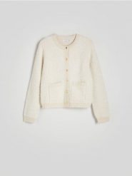 Pudełkowy kardigan - kremowy. Białe kardigany Reserved, l, bez wzorów, z dzianiny. W wyprzedaży za 99.99 zł.