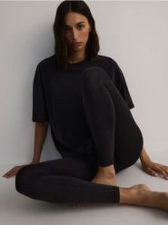 Bezszwowe legginsy - czarny. Czarne legginsy Reserved, l, bez wzorów, z dzianiny. W wyprzedaży za 39.99 zł.