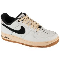 Buty sportowe Sneakersy damskie, Wmns Air Force 1 07. Białe obuwie sportowe Nike, bez zapięcia, trekkingowe. Za 499.99 zł.