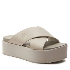 Klapki Calvin Klein Jeans. Brązowe klapki Calvin Klein Jeans, bez wzorów, z jeansu, bez obcasa. Za 259.99 zł.