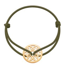 Bransoletka z pozłacanym krążkiem z koniczyną na grubym oliwkowym sznurku. Zielone bransoletki Lilou, pozłacane. Za 139.00 zł.
