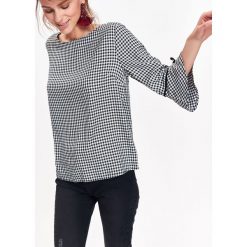 BLUZKA W KRATKĘ Z WIĄZANIEM NA RĘKAWACH. Czarne bluzki TOP SECRET, z aplikacjami, z tkaniny, eleganckie, bez kołnierzyka, bez ramiączek. W wyprzedaży za 39.99 zł.