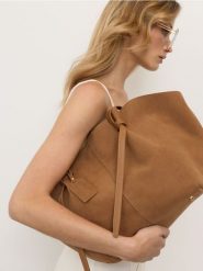 Torba shopper z imitacji zamszu z kosmetyczką - brązowy. Brązowe kufry i kosmetyczki Sinsay, bez wzorów, bez dodatków. Za 59.99 zł.