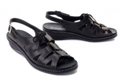 SUAVE 711041-1 black, sandały profilaktyczne damskie. Czarne sandały Suave, bez wzorów, bez obcasa, na koturnie, bez zapięcia. Za 374.90 zł.