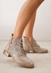 Jasnobrązowe Ażurowe Botki ze Skórzaną Wkładką z Wycięciem Nanalitia. Brązowe botki Born2be, na lato, w ażurowe wzory, z jeansu, bez obcasa, na obcasie, bez zapięcia. Za 199.99 zł.