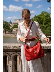 Victor & Hugo Paris Skórzana torebka "Margot" w kolorze czerwonym - 30 x 39 x 2 cm rozmiar: onesize. Czerwone torby na ramię Victor & Hugo Paris, bez wzorów, z materiału, na ramię, bez dodatków. Za 310.35 zł.