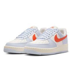 Buty Sportowe Damskie Nike Air Force 1 '07. Białe obuwie sportowe Nike, bez zapięcia, Nike Air Force. Za 454.50 zł.