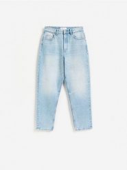 Jeansy mom fit z wysokim stanem - niebieski. Niebieskie jeansy Reserved, bez wzorów, z podwyższonym stanem. Za 129.99 zł.