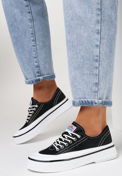 Czarne Trampki Iasalus. Czarne trampki Born2be, z aplikacjami, z gumy, przed kostkę, bez zapięcia. Za 39.99 zł.