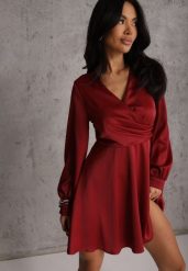 Czerwona Bawełniana Sukienka VICES z Satyny z Kopertowym Dekoltem Cunelia. Czerwone sukienki Renee, na co dzień, l, bez wzorów, z bawełny, eleganckie, bez kołnierzyka, bez ramiączek, mini, kopertowe. Za 129.99 zł.