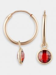 L instant d Or Złote kolczyki-kreole z cyrkoniami rozmiar: onesize. Czerwone kolczyki L instant d Or, z cyrkonią, złote. Za 379.44 zł.