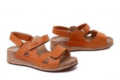 HELIOS KOMFORT 138 j. brąz, sandały damskie. Brązowe sandały HELIOS KOMFORT, bez wzorów, ze skóry, bez obcasa, na koturnie, bez zapięcia. Za 254.90 zł.