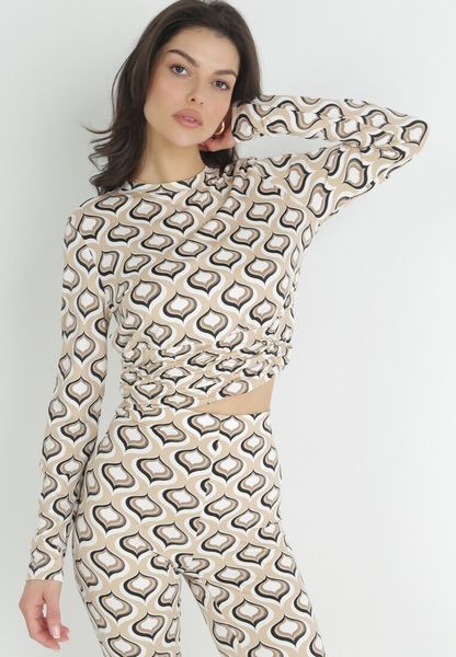 Beżowa Dopasowana Bluzka w Retro Wzór z Marszczeniem Shili. Brązowe bluzki Born2be, l, z aplikacjami, retro, bez kołnierzyka, bez ramiączek. Za 99.99 zł.