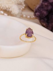 L'Atelier de Gaia Pozłacany pierścionek z ametystem rozmiar: onesize. Różowe pierścionki L'Atelier de Gaia, z ametystem, pozłacane. Za 66.16 zł.