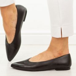 Czarne skórzane czółenka damskie T.Sokolski 307. Czarne baleriny Sokolski, bez wzorów, ze skóry, bez obcasa, na płaskiej podeszwie. W wyprzedaży za 263.12 zł.