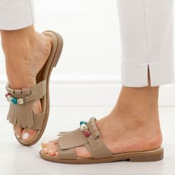 Beżowe płaskie klapki damskie M.Daszyński 2060-26. Brązowe klapki M.Daszyński, bez wzorów, z jeansu, bez obcasa, na płaskiej podeszwie. Za 169.00 zł.