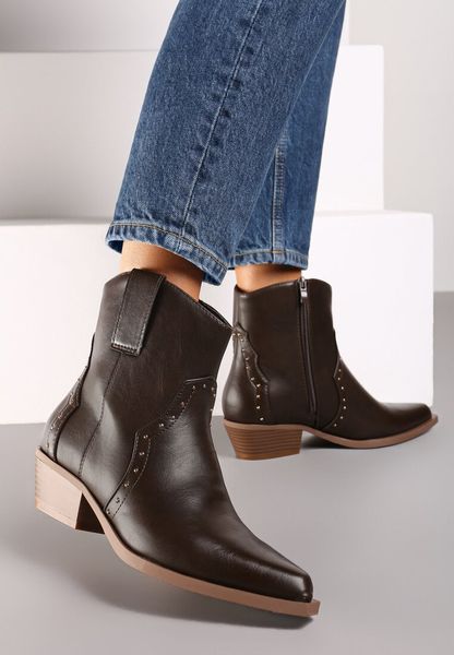 Brązowe Szpiczaste Botki w Stylu Kowbojskim z Nitami Mevanta. Brązowe botki Renee, z aplikacjami, z jeansu, ze szpiczastym noskiem, bez obcasa, na obcasie, bez zapięcia. Za 129.99 zł.