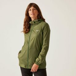 Kurtka przeciwdeszczowa dla kobiet Regatta Pack It. Zielone kurtki sportowe Regatta, bez wzorów, z softshellu, bez kaptura, trekkingowe. Za 109.99 zł.