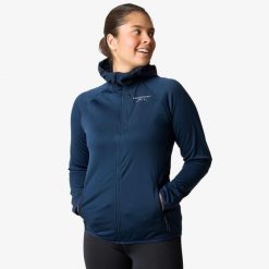 Bluza polarowa turystyka damska Swedemount Lofoten Tech Fleece Zip Hood W. Niebieskie bluzy SWEDEMOUNT, bez wzorów, z polaru, bez kaptura. Za 279.99 zł.